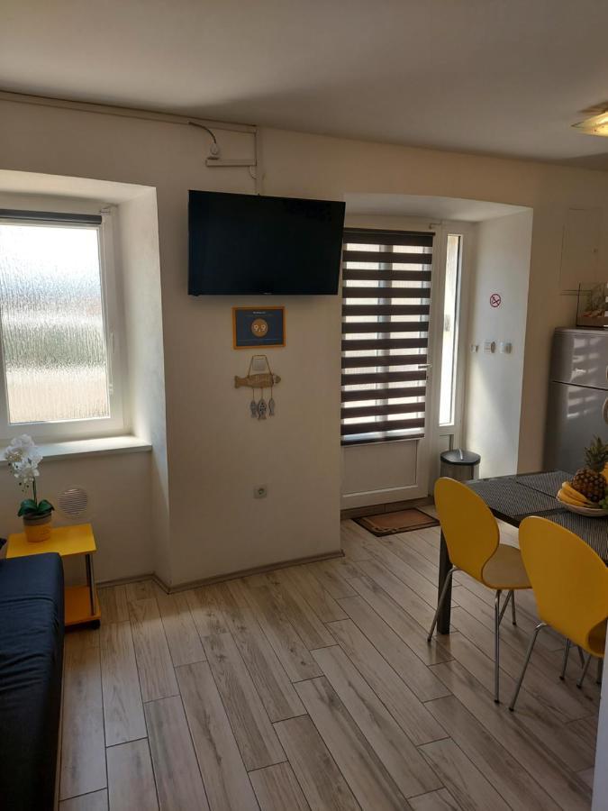 Apartmant Bionda Novi Vinodolski, Cozy And Nice Apartment For 4 People In The City Center Екстериор снимка