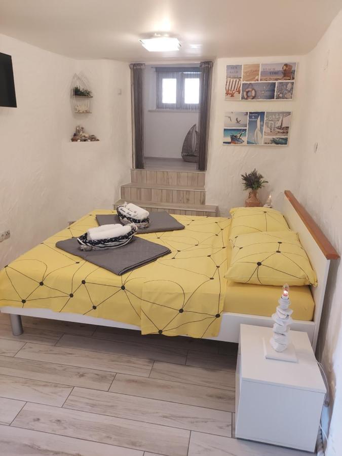 Apartmant Bionda Novi Vinodolski, Cozy And Nice Apartment For 4 People In The City Center Екстериор снимка
