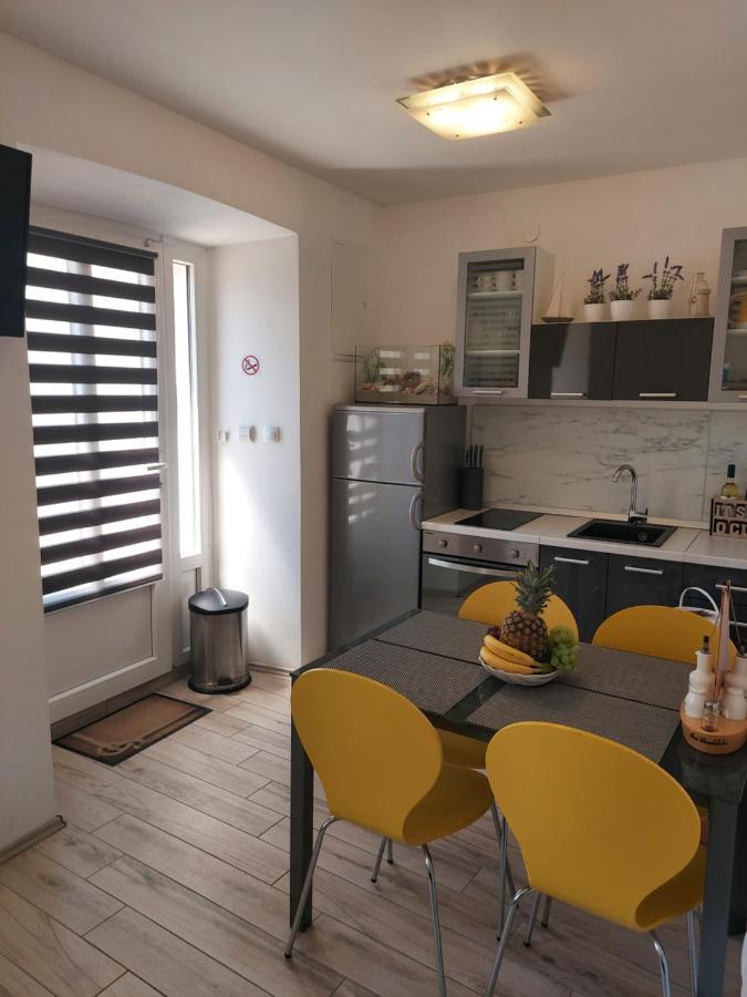 Apartmant Bionda Novi Vinodolski, Cozy And Nice Apartment For 4 People In The City Center Екстериор снимка