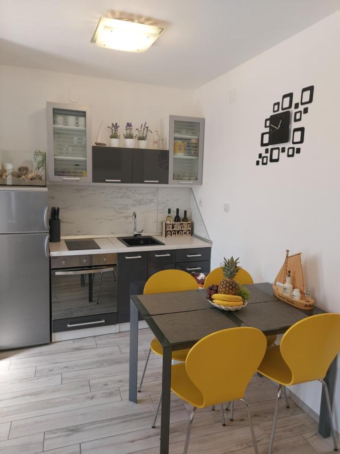 Apartmant Bionda Novi Vinodolski, Cozy And Nice Apartment For 4 People In The City Center Екстериор снимка