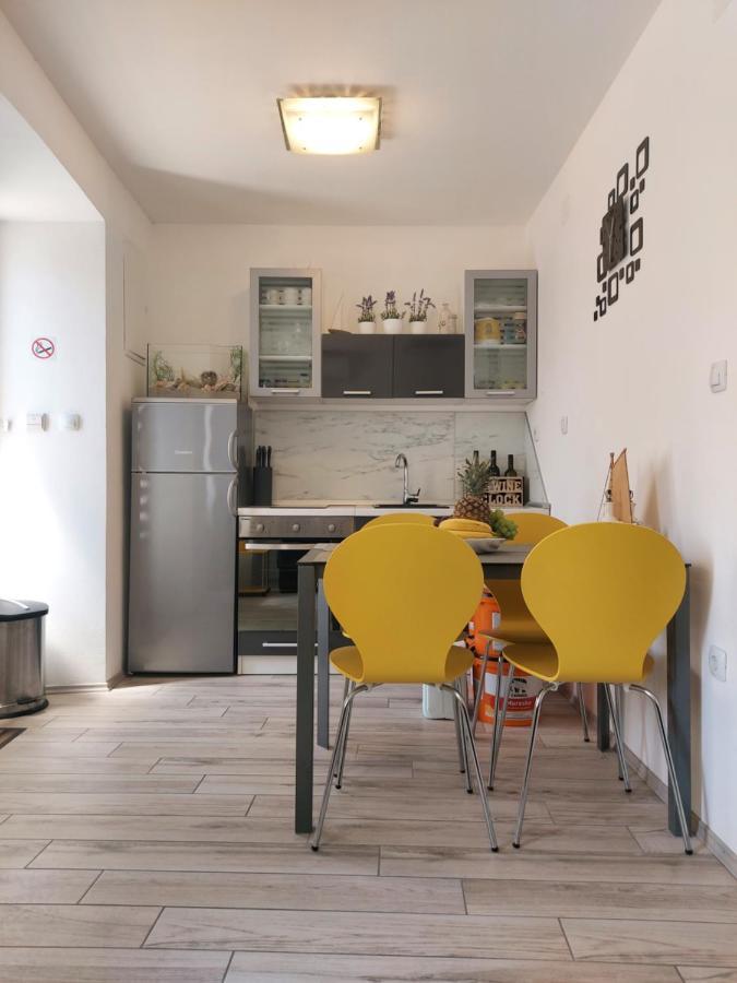 Apartmant Bionda Novi Vinodolski, Cozy And Nice Apartment For 4 People In The City Center Екстериор снимка