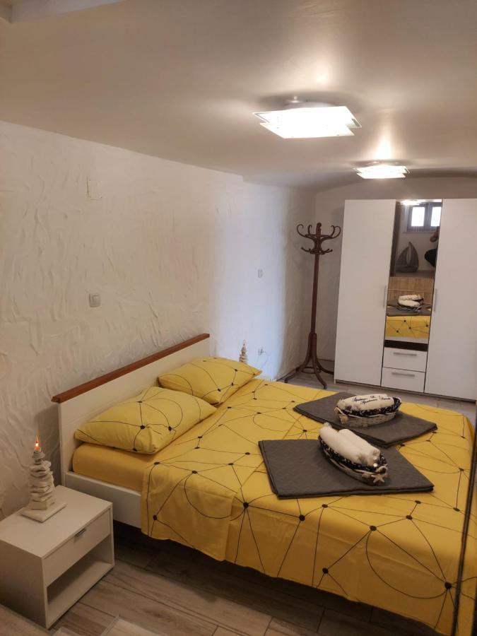 Apartmant Bionda Novi Vinodolski, Cozy And Nice Apartment For 4 People In The City Center Екстериор снимка