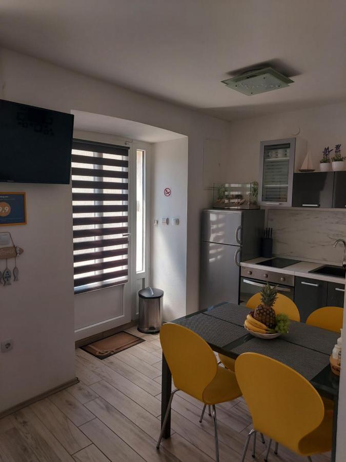 Apartmant Bionda Novi Vinodolski, Cozy And Nice Apartment For 4 People In The City Center Екстериор снимка