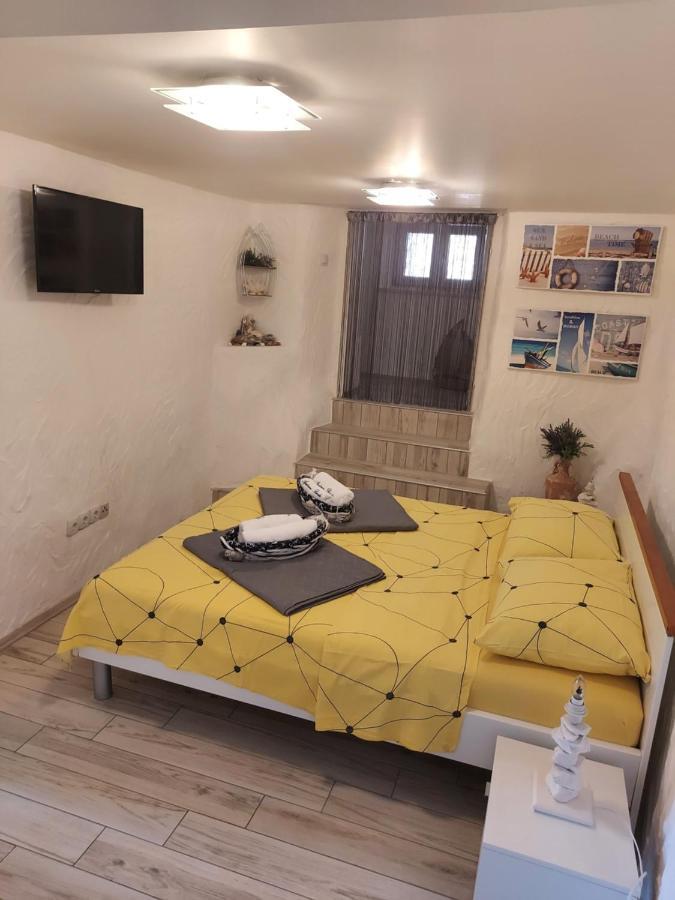 Apartmant Bionda Novi Vinodolski, Cozy And Nice Apartment For 4 People In The City Center Екстериор снимка