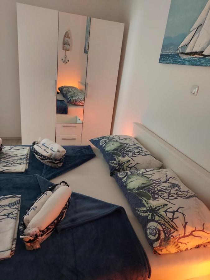 Apartmant Bionda Novi Vinodolski, Cozy And Nice Apartment For 4 People In The City Center Екстериор снимка